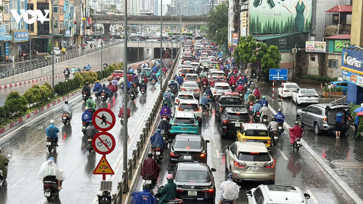 nhieu tuyen duong ha noi bi un tac do mua lon dung gio cao diem sang hinh anh 2