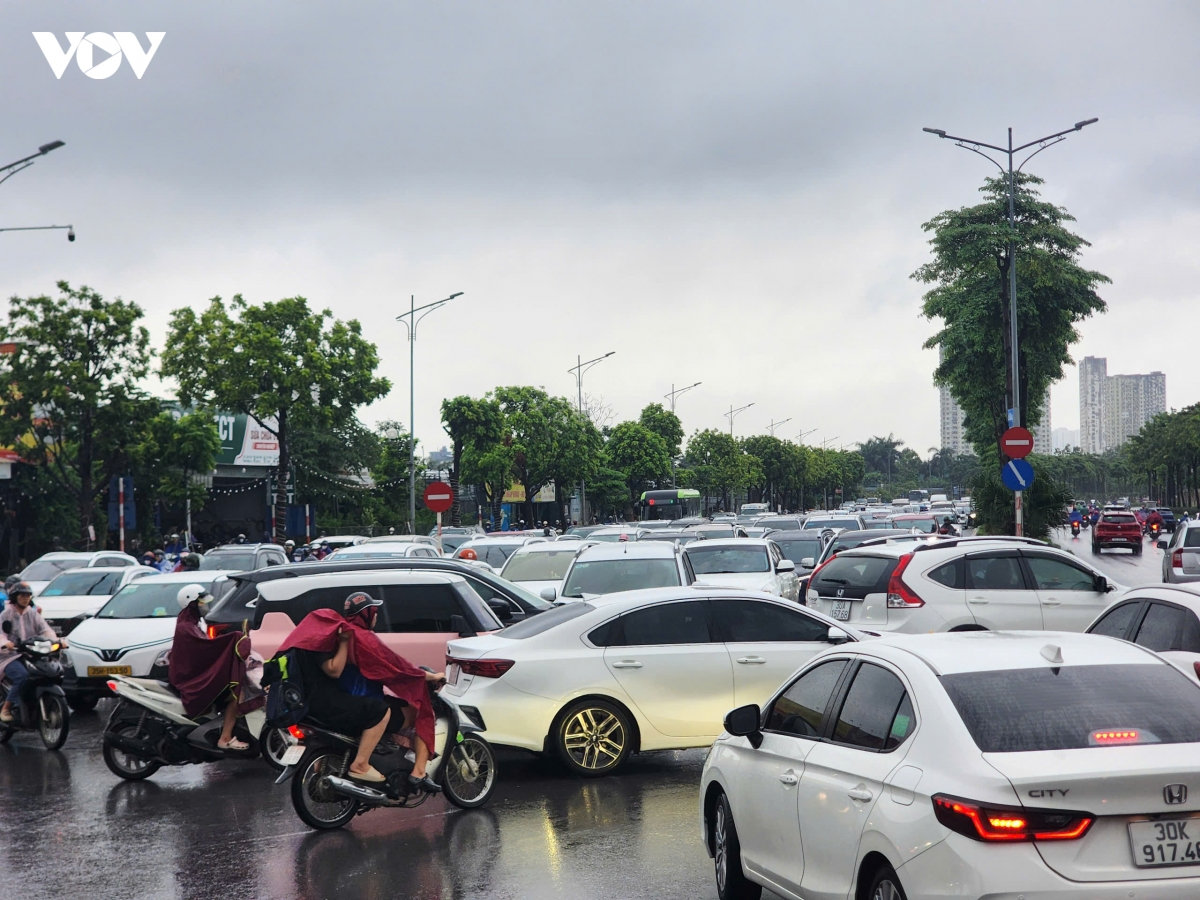 nhieu tuyen duong ha noi bi un tac do mua lon dung gio cao diem sang hinh anh 8