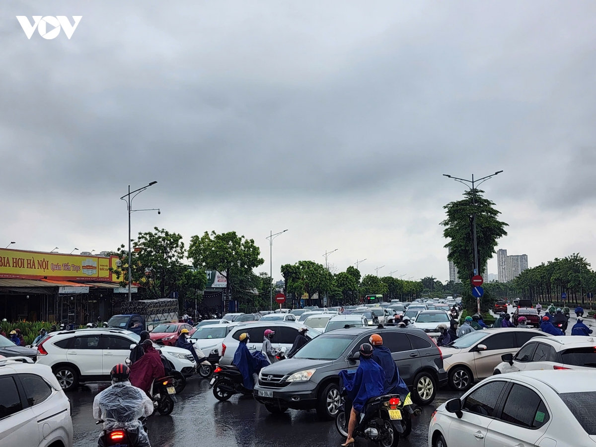 nhieu tuyen duong ha noi bi un tac do mua lon dung gio cao diem sang hinh anh 10