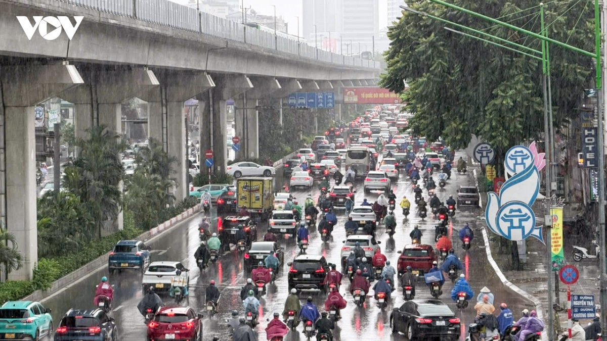 nhieu tuyen duong ha noi bi un tac do mua lon dung gio cao diem sang hinh anh 7