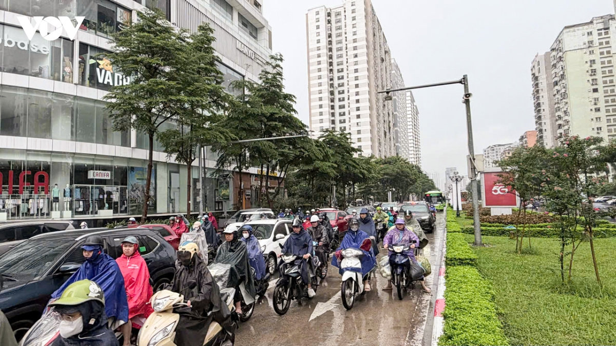 nhieu tuyen duong ha noi bi un tac do mua lon dung gio cao diem sang hinh anh 5