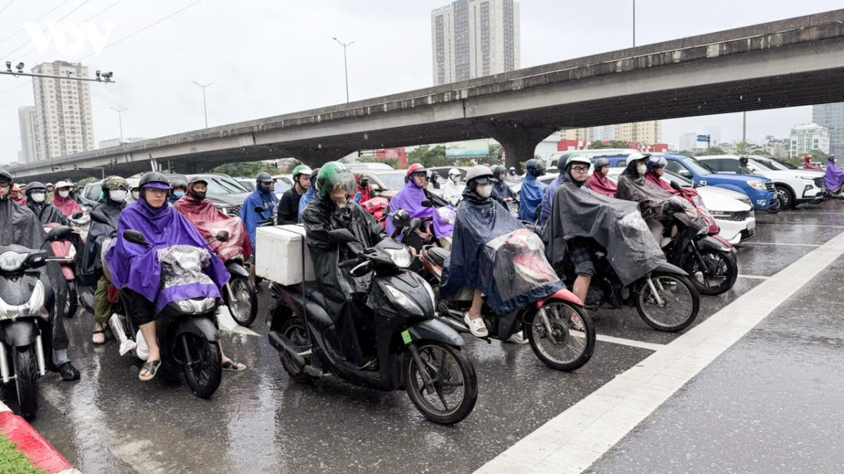 nhieu tuyen duong ha noi bi un tac do mua lon dung gio cao diem sang hinh anh 4