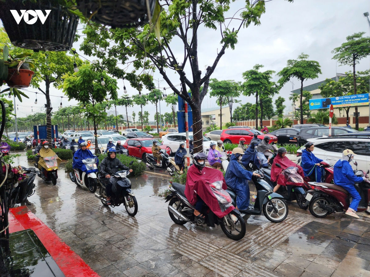 nhieu tuyen duong ha noi bi un tac do mua lon dung gio cao diem sang hinh anh 9