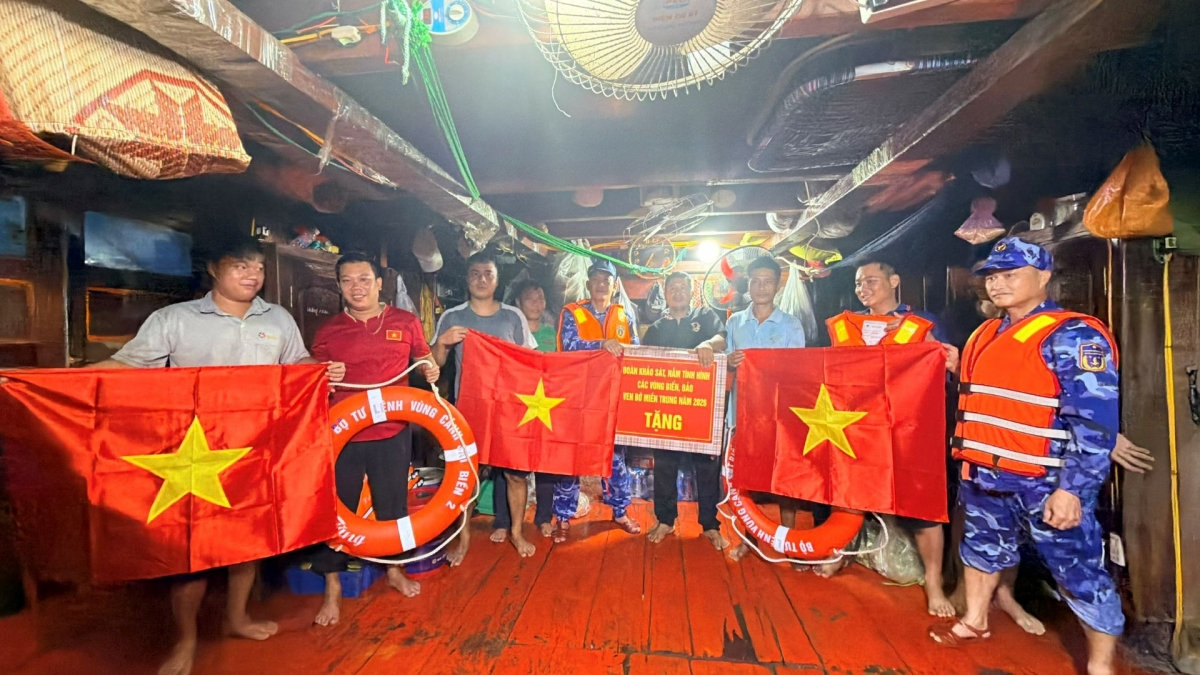 Tuần tra, kiểm soát kết hợp tuyên truyền IUU cho ngư dân khai thác trên biển