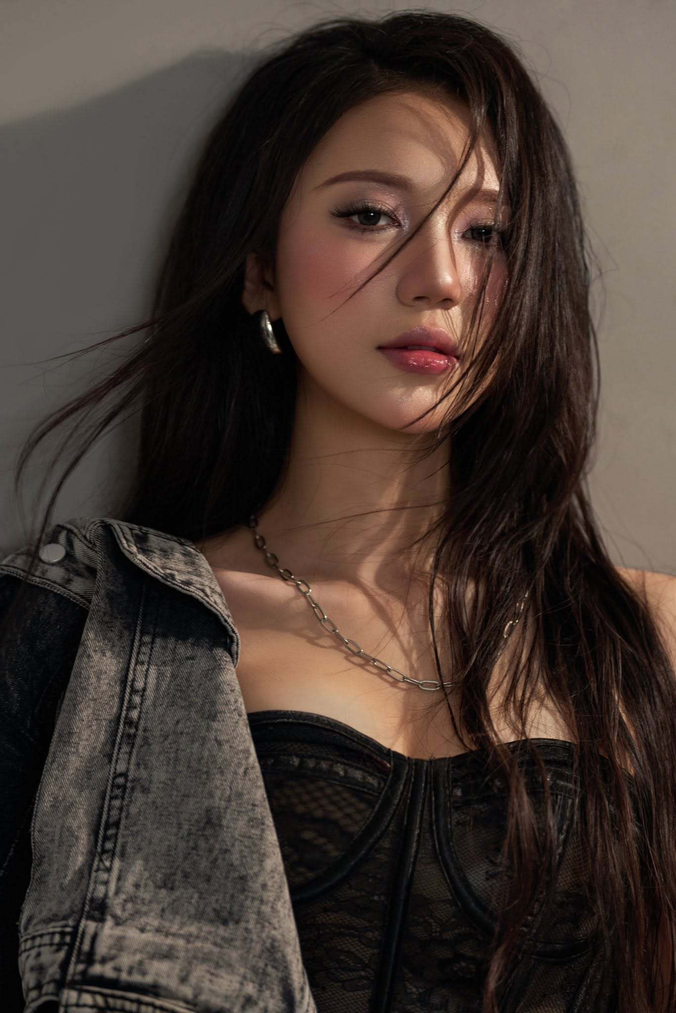 Bên cạnh diễn xuất, Thùy Dương còn là người mẫu ảnh, tham gia đóng quảng cáo. Nữ diễn viên sinh năm 2003 gây ấn tượng với làn da sáng, gương mặt nhỏ nhắn cùng nụ cười dịu dàng.