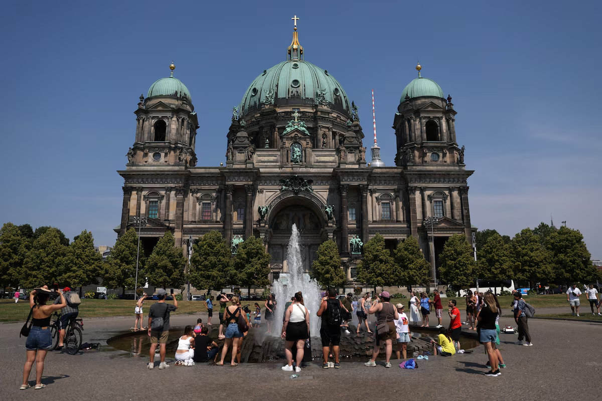 Người Đức giải nhiệt tại đài phun nước trước Nhà thờ Berliner Dom trong đợt nắng nóng. (Ảnh: Reuters)