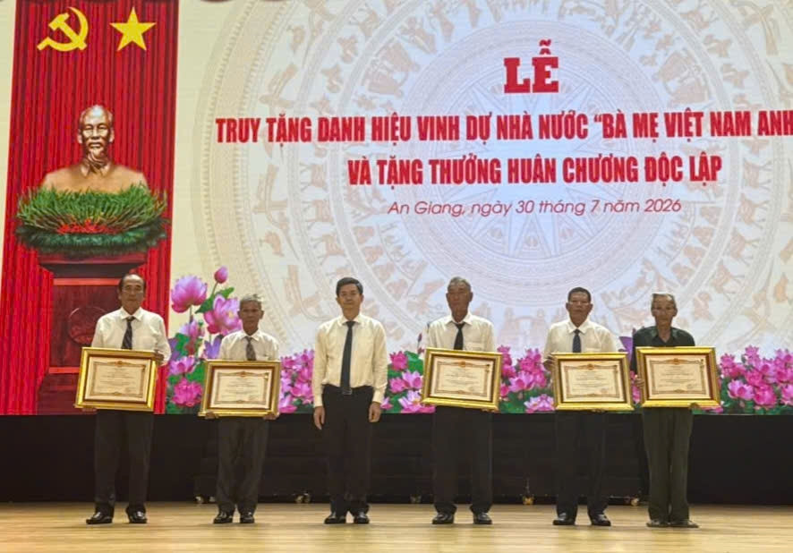 an giang 5 bà mẹ được truy tặng danh hiệu bà mẹ việt nam anh hùng hình ảnh 1 an giang 5 ba me duoc truy tang danh hieu ba me viet nam anh hung hinh anh 1