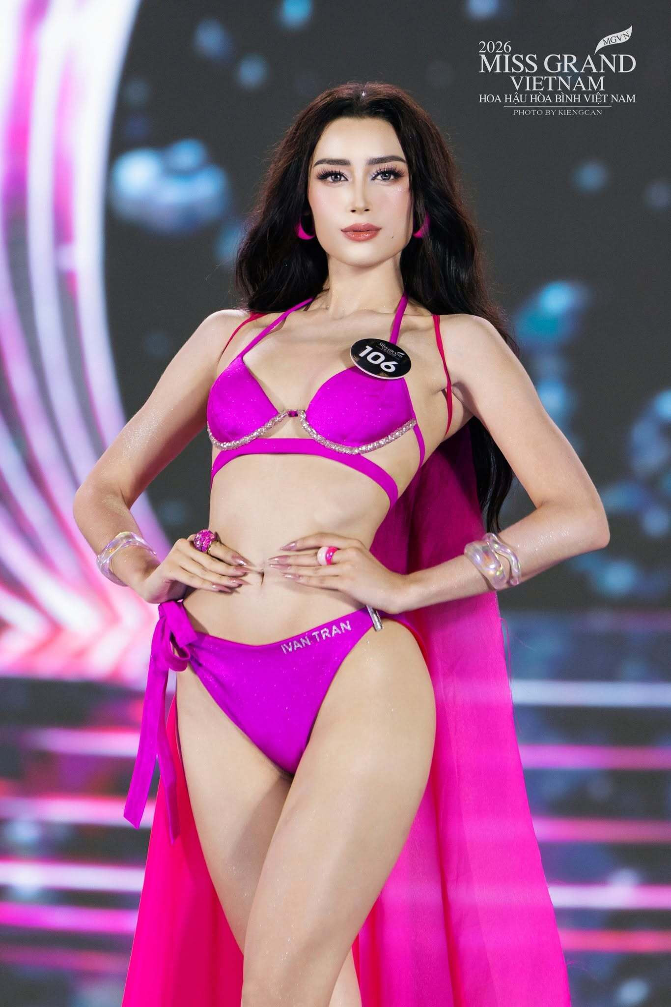 Emoura Phạm là một trong những gương mặt mới nhận được nhiều sự quan tâm tại Miss Grand Vietnam 2026. Sở hữu chiều cao 1m7 cùng số đo hình thể 80-60-92cm, cô gây ấn tượng với gương mặt sắc sảo, hiện đại và thần thái cuốn hút. Mang hai dòng máu Việt - Anh, người đẹp được khán giả ưu ái gọi là “bông hồng lai” của mùa giải. Với ngoại hình nổi bật cùng nền tảng ngoại ngữ tốt, Emoura Phạm được kỳ vọng sẽ tạo nên bất ngờ ở chặng đua cuối của cuộc thi. Điểm yếu duy nhất của người đẹp chỉ là vốn tiếng Việt còn hạn chế.