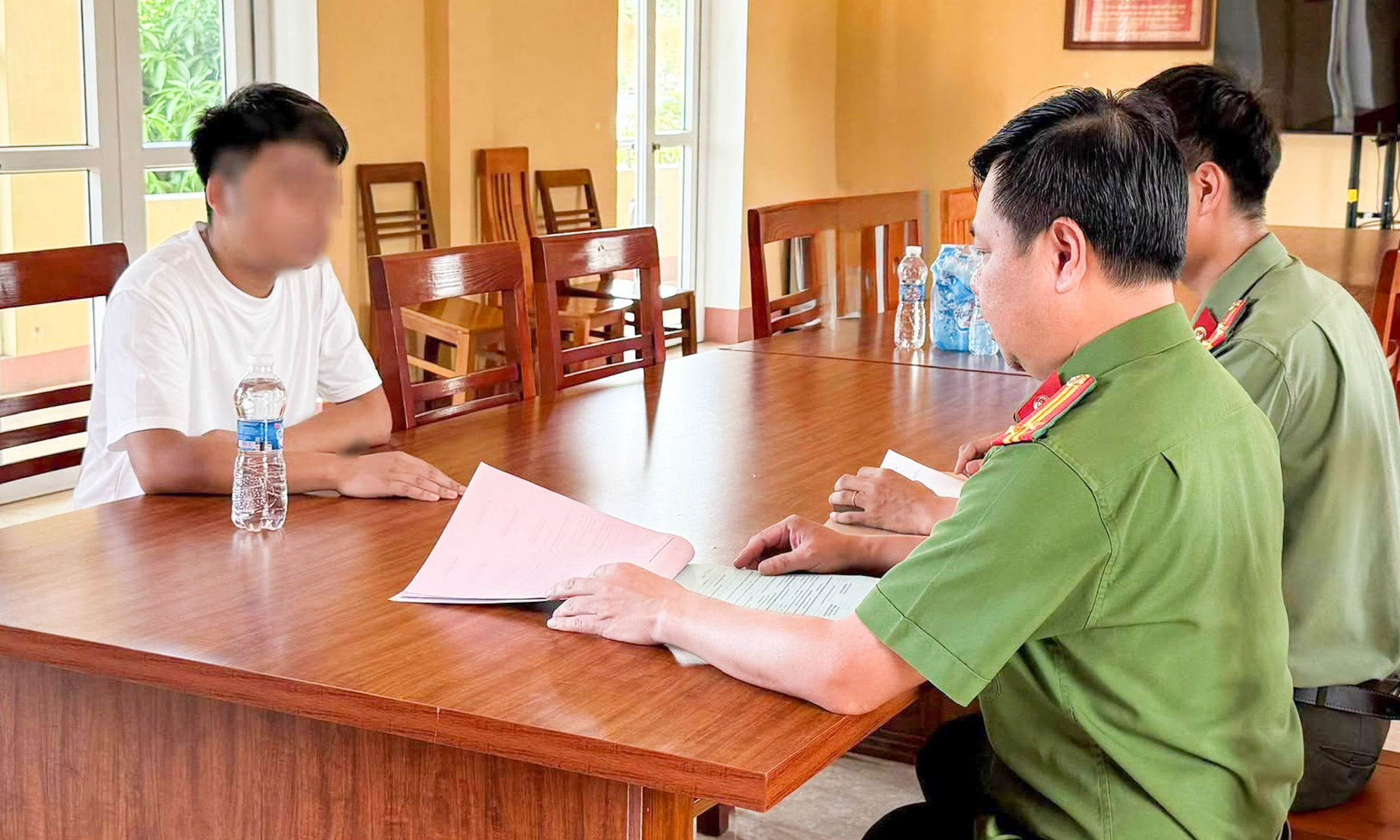 Lực lượng chức năng làm việc với L.M.C. (Ảnh: Công an xã Phúc Lợi, tỉnh Lào Cai)