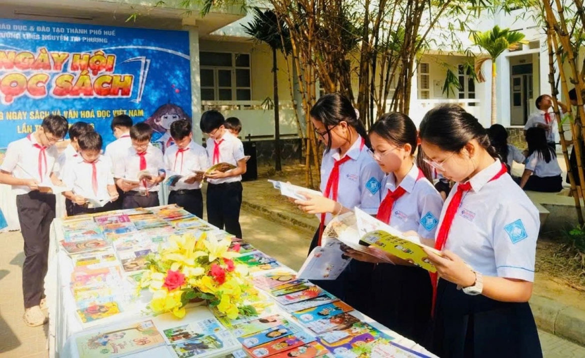học sinh huế được mượn sách giáo khoa miễn phí hình ảnh 1 hoc sinh hue duoc muon sach giao khoa mien phi hinh anh 1