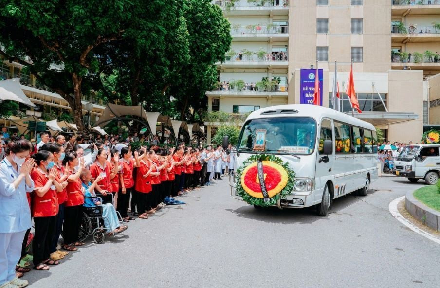 Đông đảo cán bộ y tế, đồng nghiệp và học trò tiễn đưa Giáo sư Vũ Văn Đính tại Bệnh viện Bạch Mai sáng 1/8 (Ảnh: BVCC).