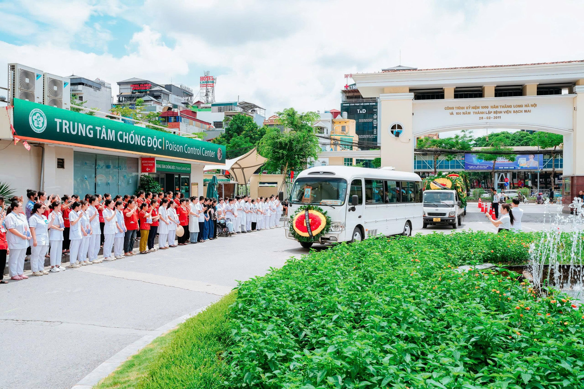 Hàng dài y bác sĩ, học trò, người thân tiễn biệt GS Vũ Văn Đính (Ảnh: BVCC)