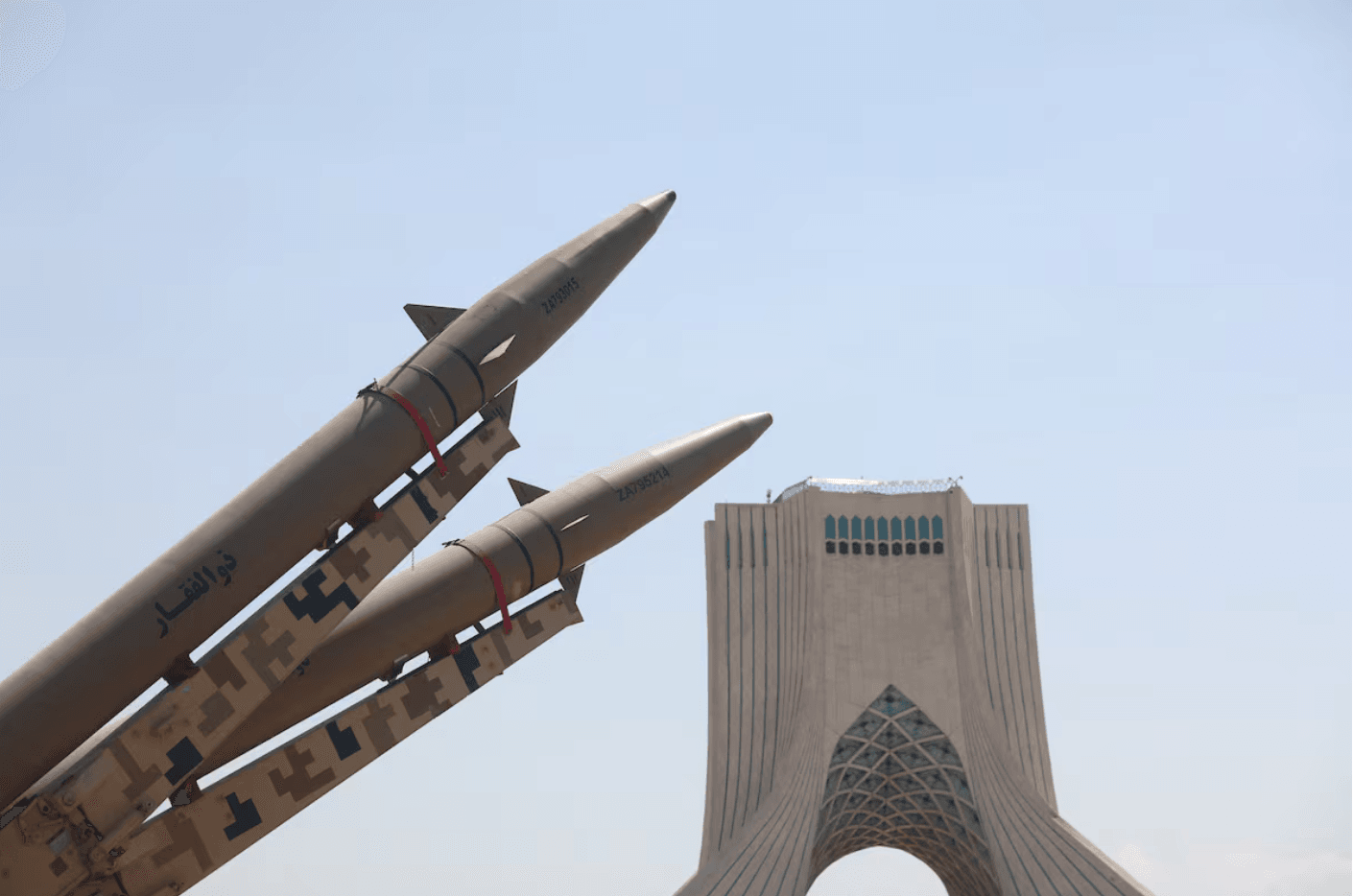Một hệ thống tên lửa của Iran được trưng bày tại Quảng trường Azadi ở Tehran, Iran, ngày 30/7. (Ảnh: Reuters)