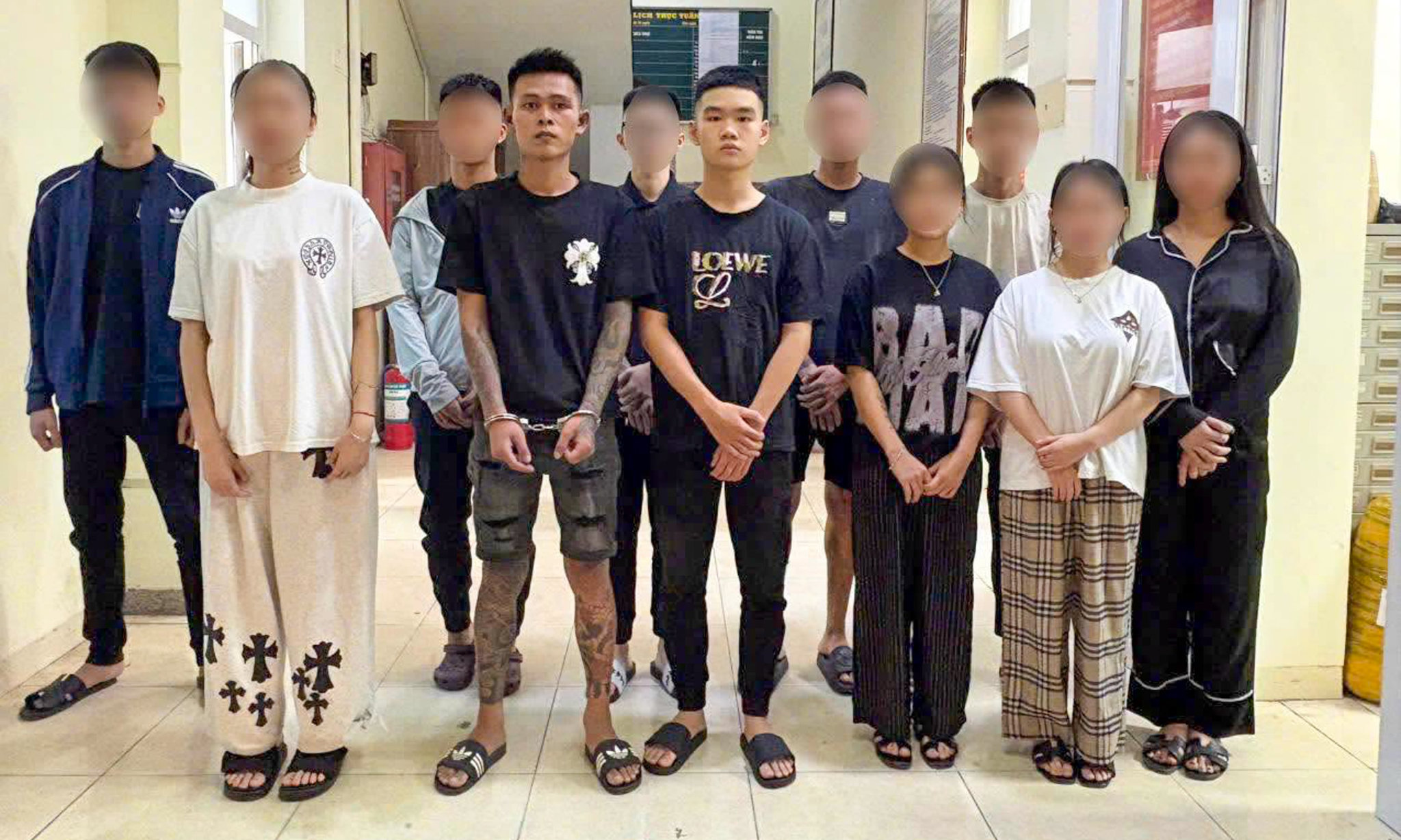 Nhóm người liên quan vụ hỗn chiến tại nhà hàng Quán Nhỏ trên phố Vĩnh Tuy, Hà Nội. (Ảnh: Công an TP Hà Nội)