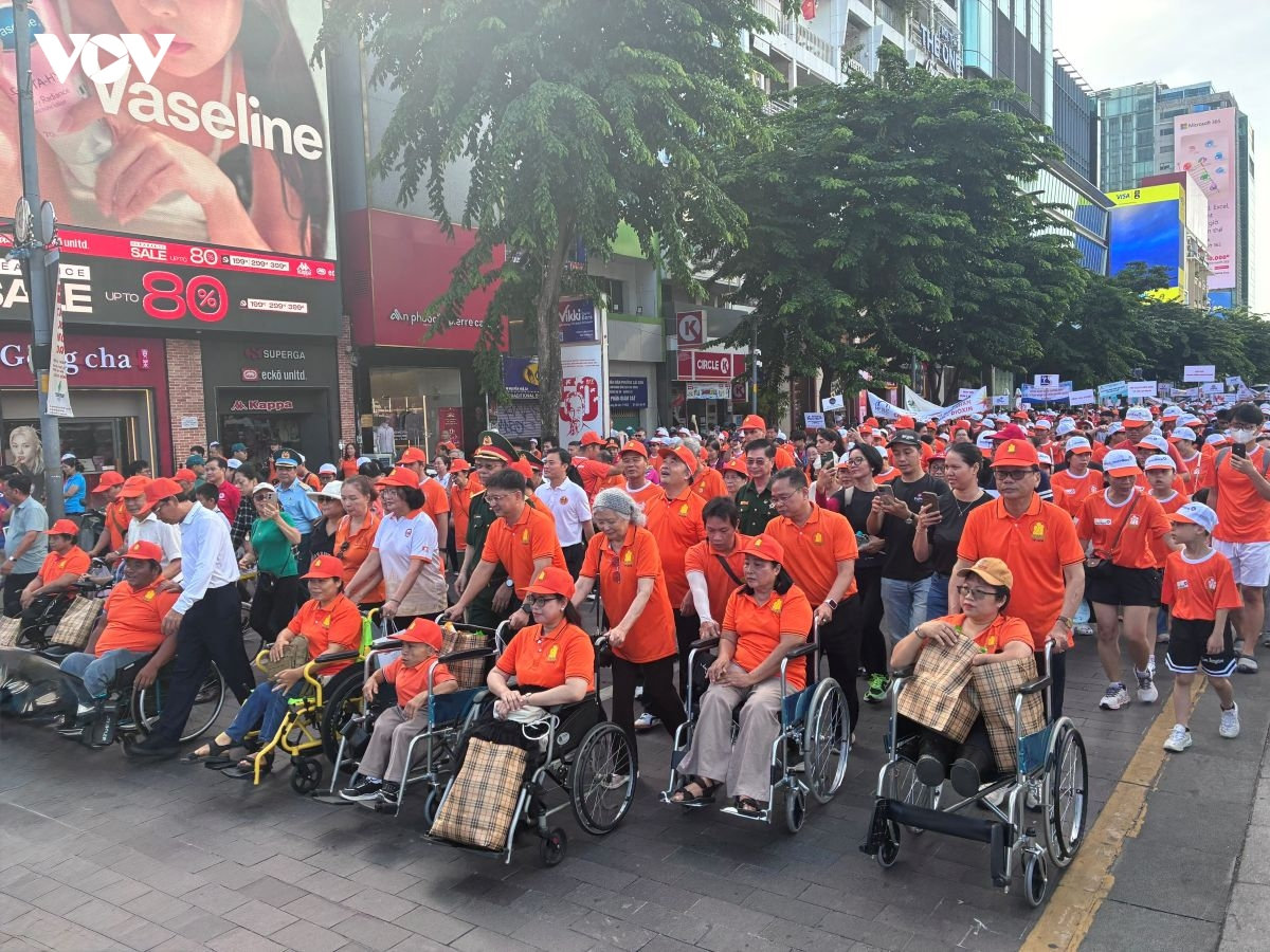 lan tỏa yêu thương từ chương trình đi bộ vì nạn nhân da cam hình ảnh 2 lan toa yeu thuong tu chuong trinh di bo vi nan nhan da cam hinh anh 2