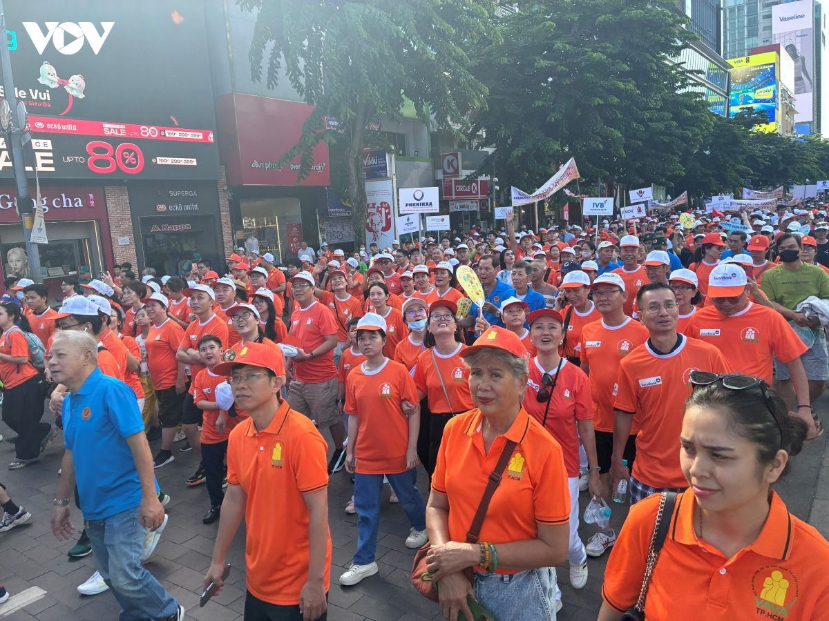 lan tỏa yêu thương từ chương trình đi bộ vì nạn nhân da cam hình ảnh 3 lan toa yeu thuong tu chuong trinh di bo vi nan nhan da cam hinh anh 3