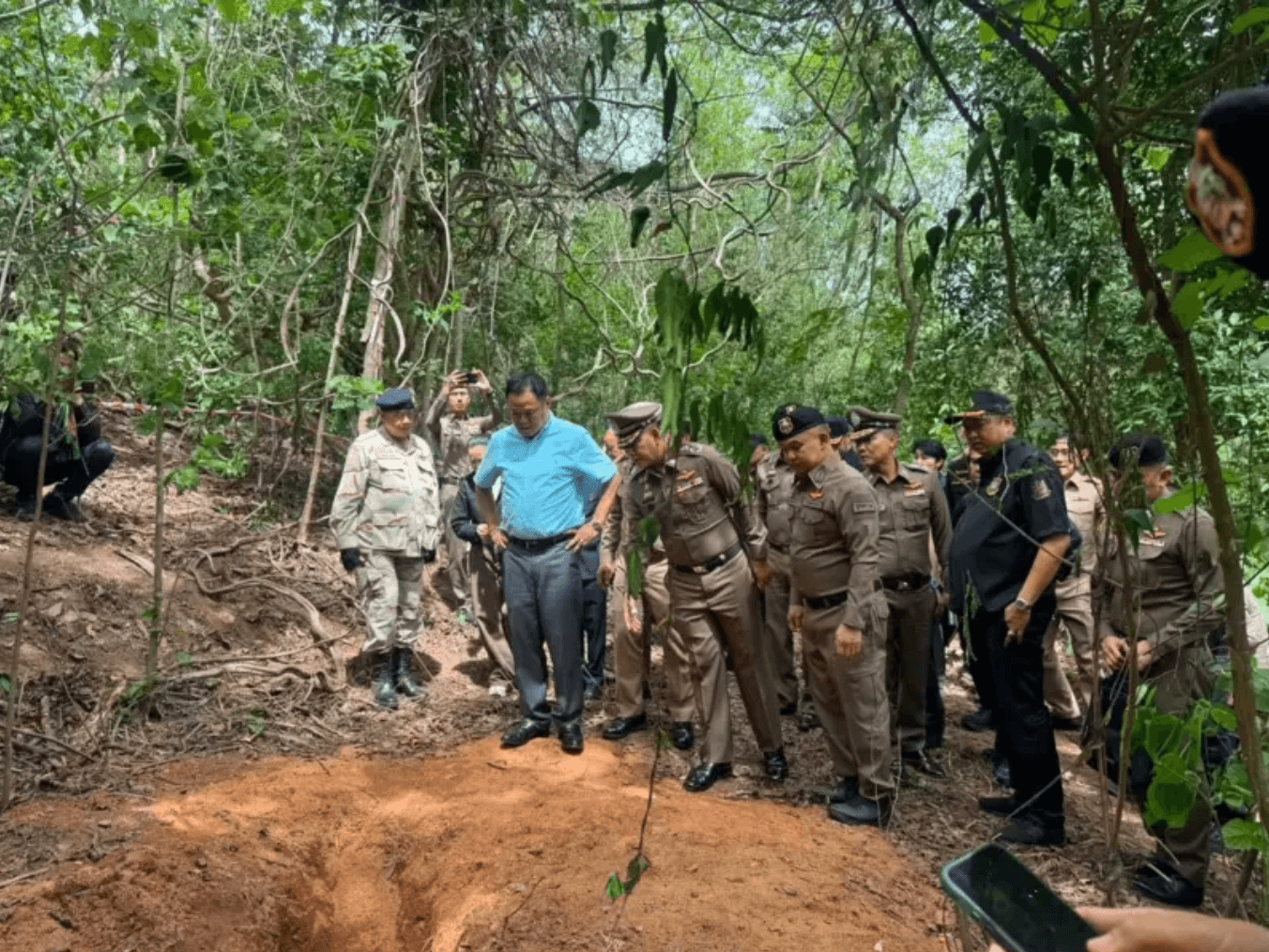 Thủ tướng Thái Lan cùng cảnh sát đến hiện trường vụ án. (Ảnh: Royal Thai Police)