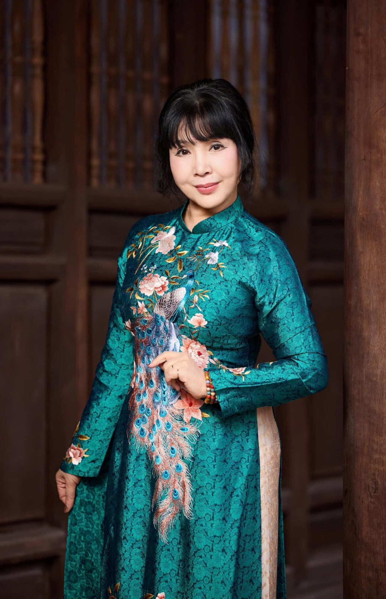 Ở tuổi U70, bà vẫn giữ được vẻ đẹp trẻ trung, tươi tắn.