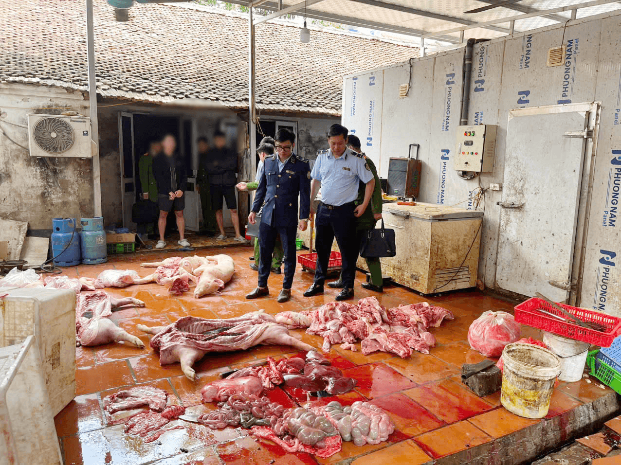 Lực lượng chức năng địa phương kiểm tra cơ sở kinh doanh của ông N.T.K tại tổ dân phố Lỗ Xá, phường Mỹ Hào, tỉnh Hưng Yên. (Ảnh: Cục Quản lý và Phát triển thị trường trong nước)