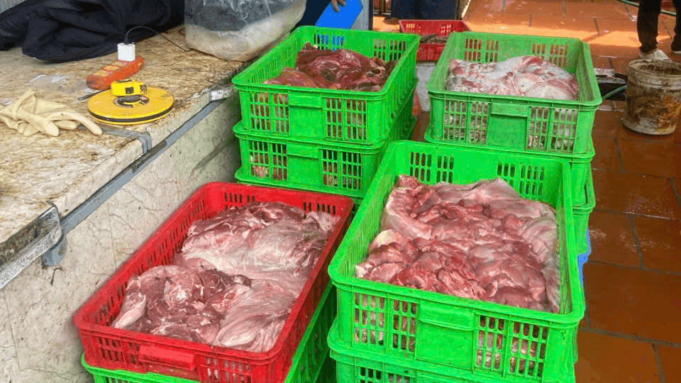 Một số sản phẩm có biểu hiện đổi màu, bốc mùi hôi, nghi mắc bệnh truyền nhiễm. (Ảnh: Cục Quản lý và Phát triển thị trường trong nước)