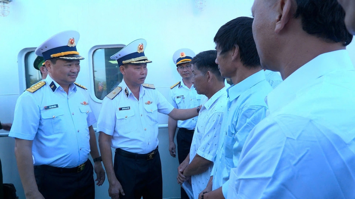Đưa 33 ngư dân quảng ngãi gặp nạn vào bờ an toàn hình ảnh 1 Dua 33 ngu dan quang ngai gap nan vao bo an toan hinh anh 1