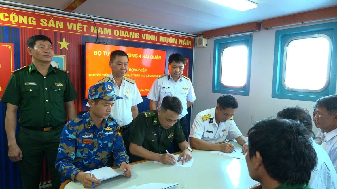 Đưa 33 ngư dân quảng ngãi gặp nạn vào bờ an toàn hình ảnh 3 Dua 33 ngu dan quang ngai gap nan vao bo an toan hinh anh 3