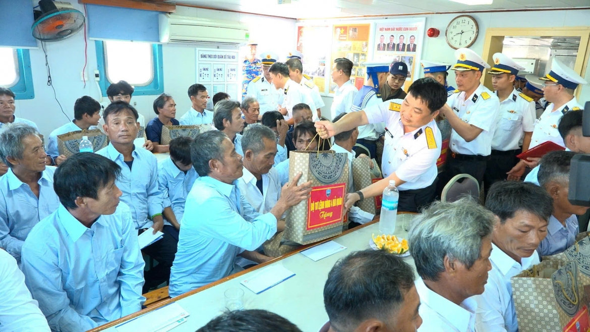 Đưa 33 ngư dân quảng ngãi gặp nạn vào bờ an toàn hình ảnh 2 Dua 33 ngu dan quang ngai gap nan vao bo an toan hinh anh 2