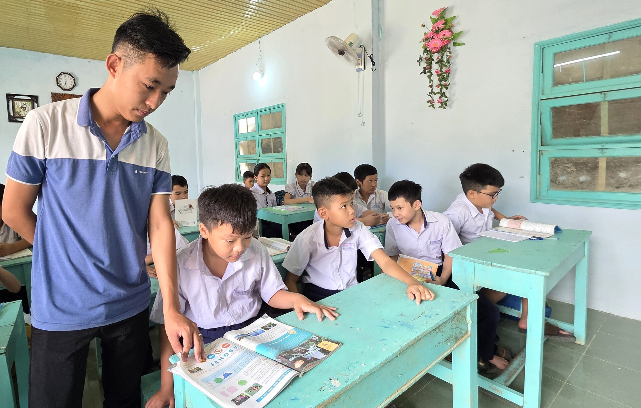 Thời gian qua, thầy Tuấn phụ trách dạy môn Toán ở lớp học tình thương.