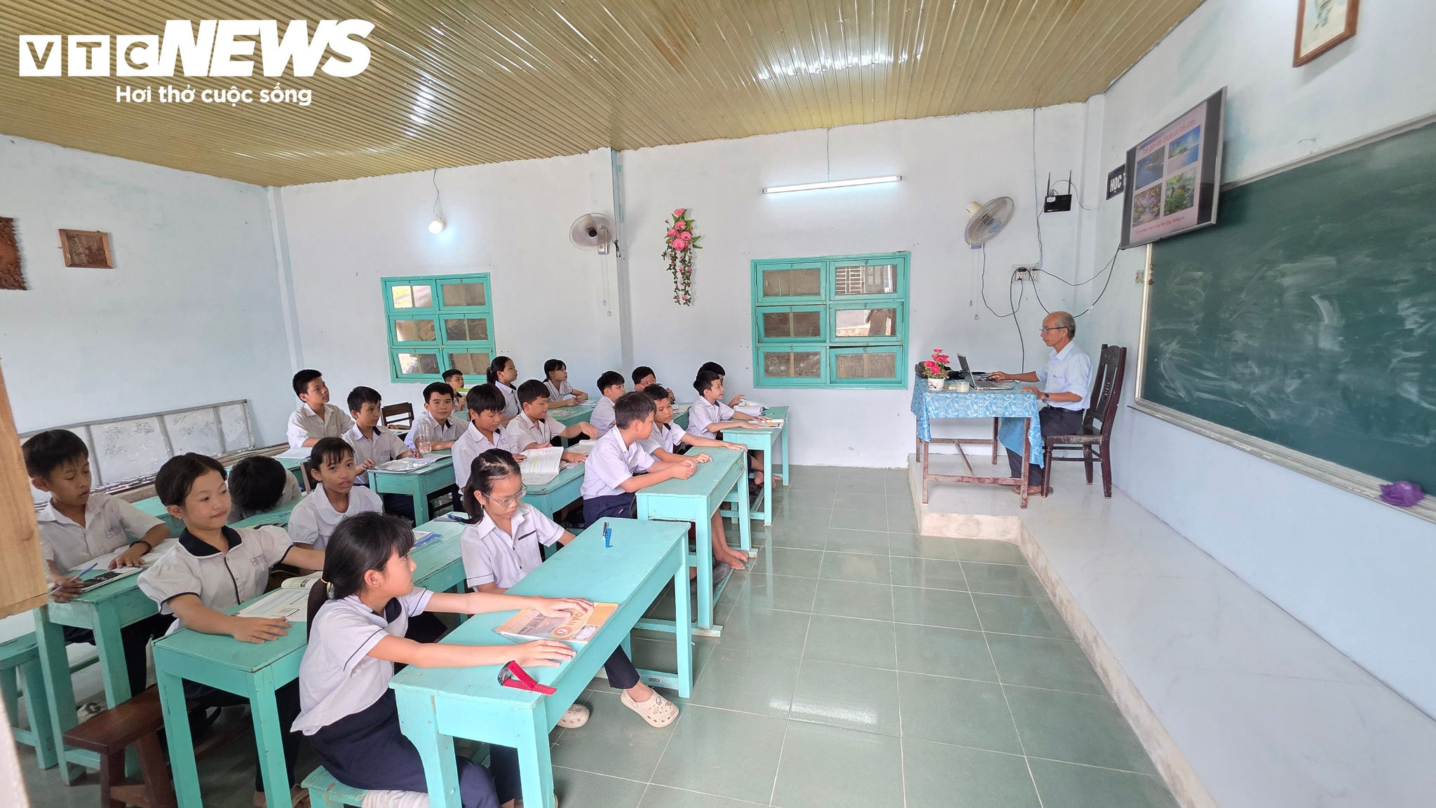 Lớp học khang trang được cải tạo từ chính ngôi trường bỏ hoang suốt thời gian dài.
