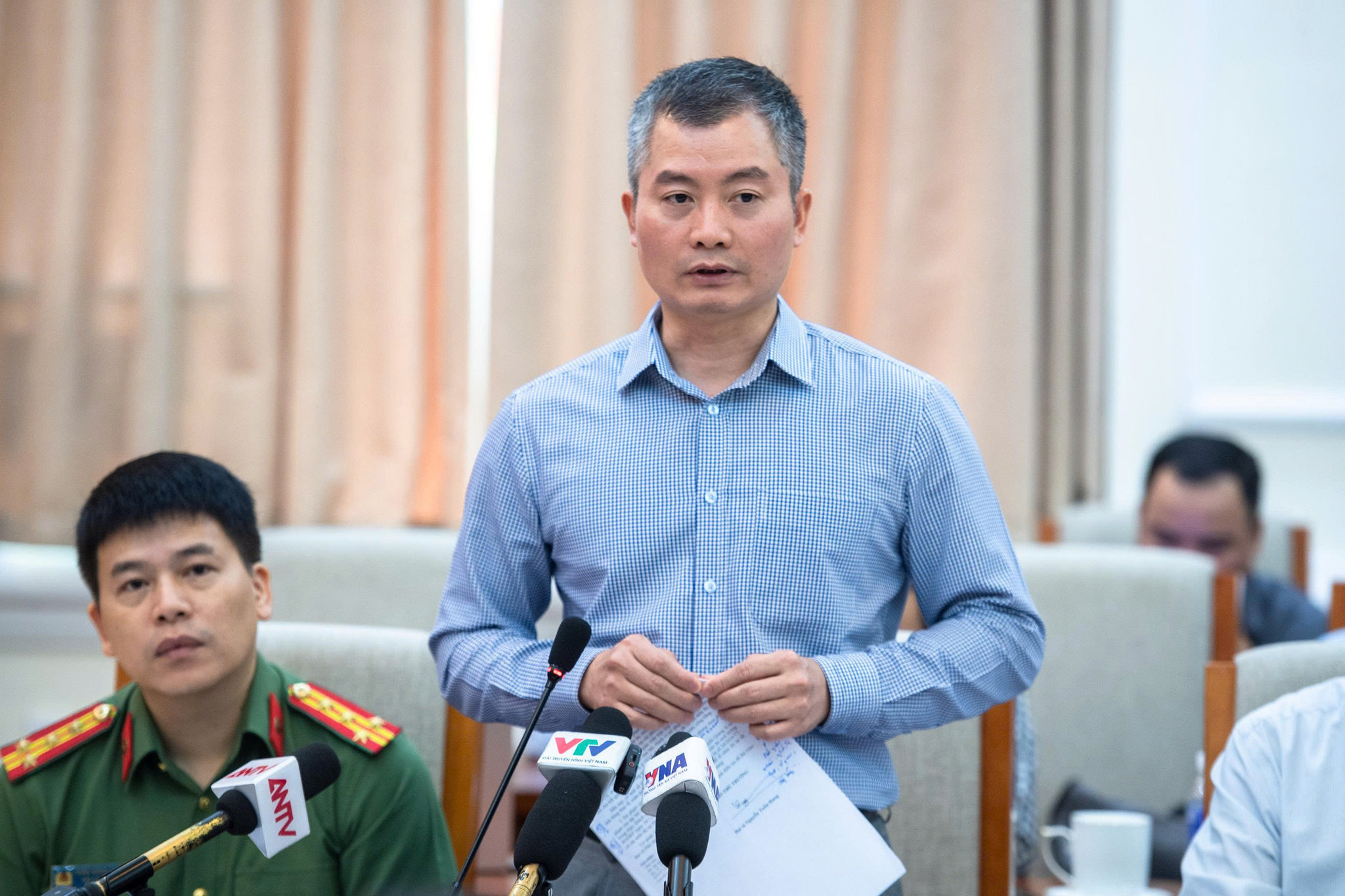 Đại tá Nguyễn Tuấn Hưng thông tin tại họp báo.
