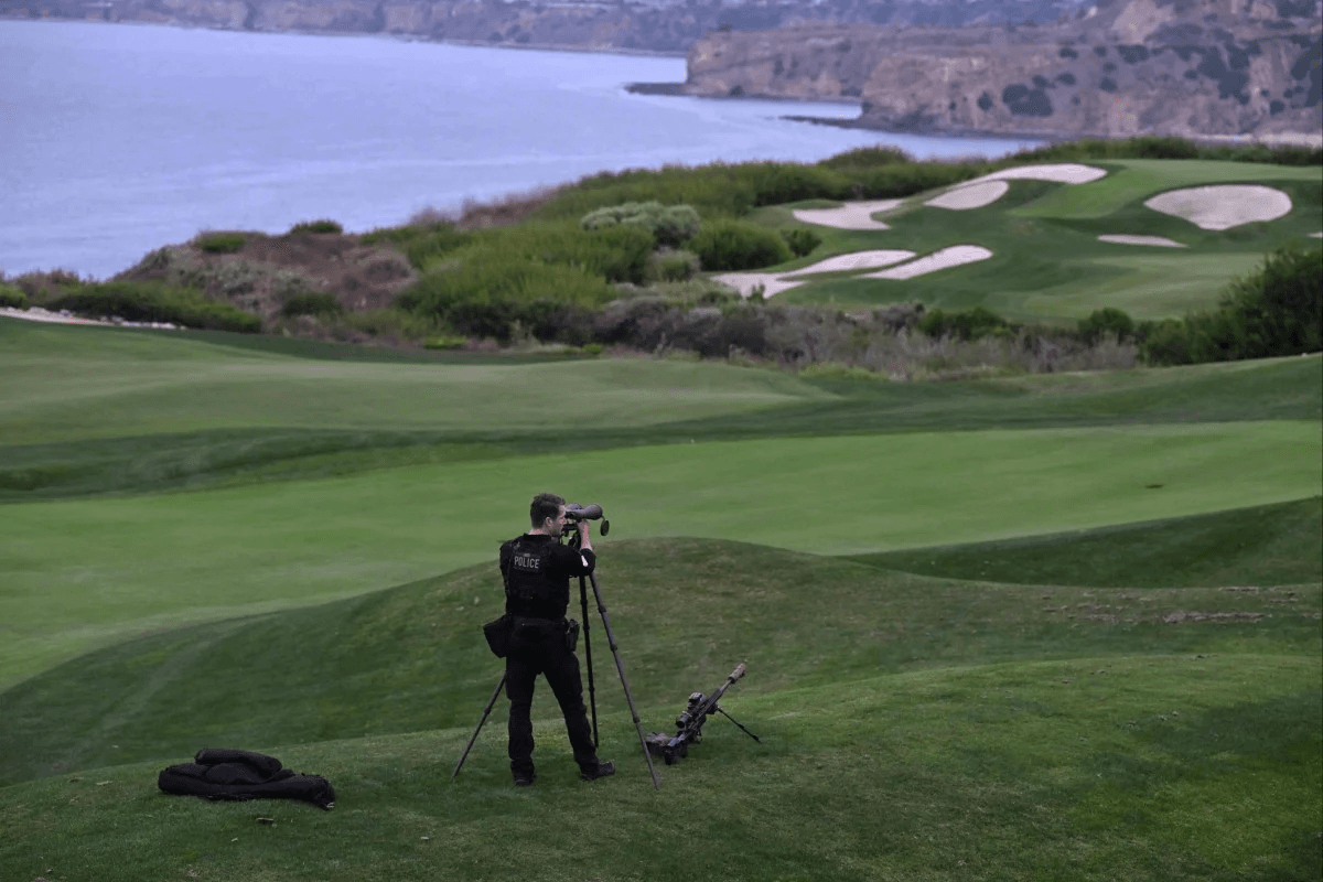 Đặc vụ Cơ quan Mật vụ Mỹ đang làm nhiệm vụ tại sân golf của ông Trump ở khu vực Los Angeles vào năm 2024. (Ảnh: Getty)