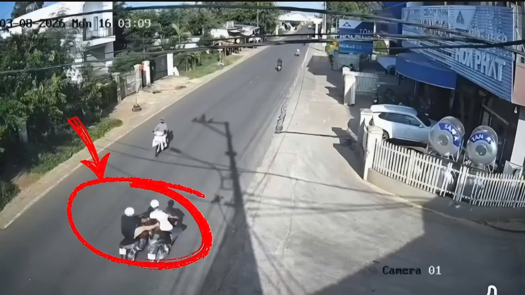 Hình ảnh người đàn ông bị đạp khỏi xe máy (ảnh cắt từ clip)