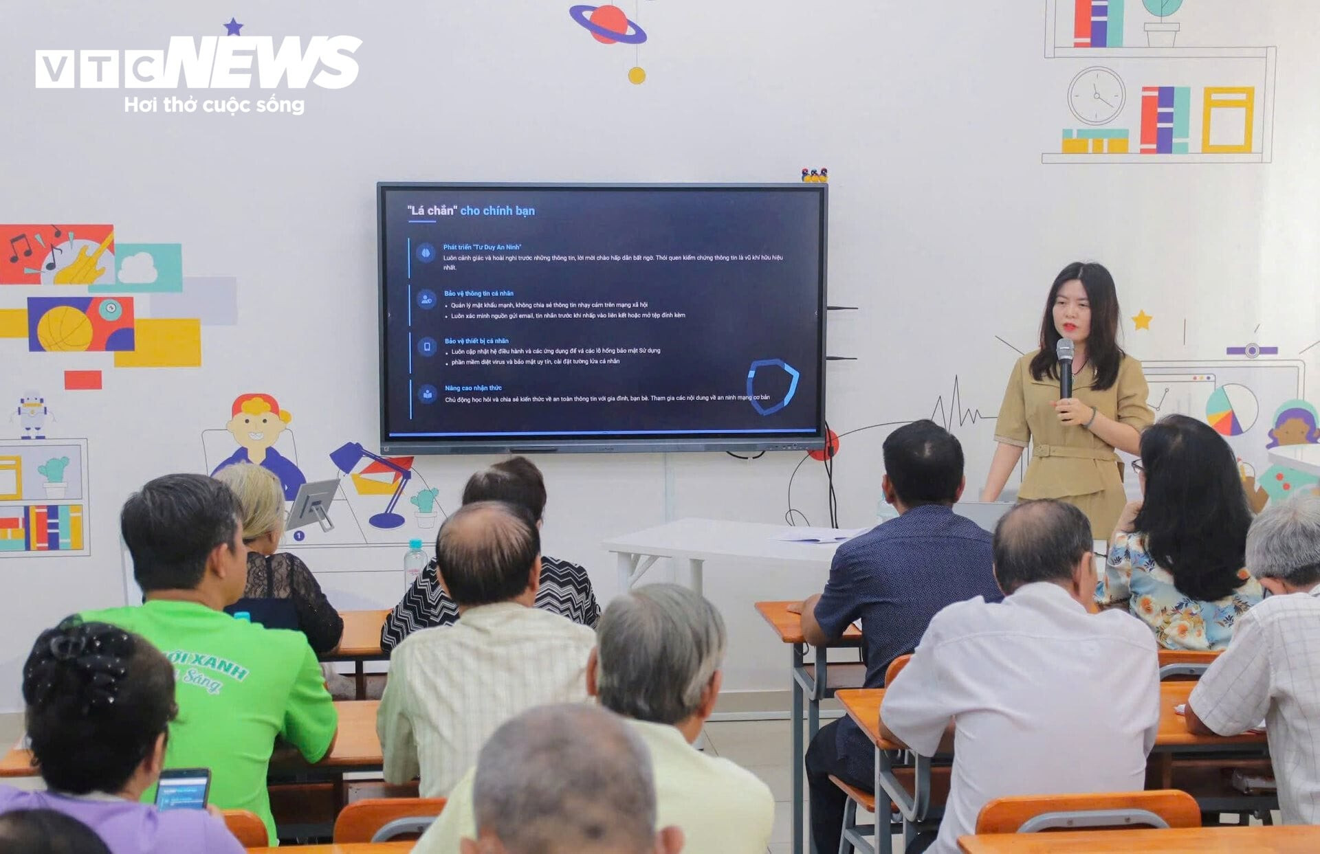 Lớp học “Bình dân học vụ số” diễn ra tại phường Bình Thới, TP.HCM. (Ảnh: Ngọc Duy)