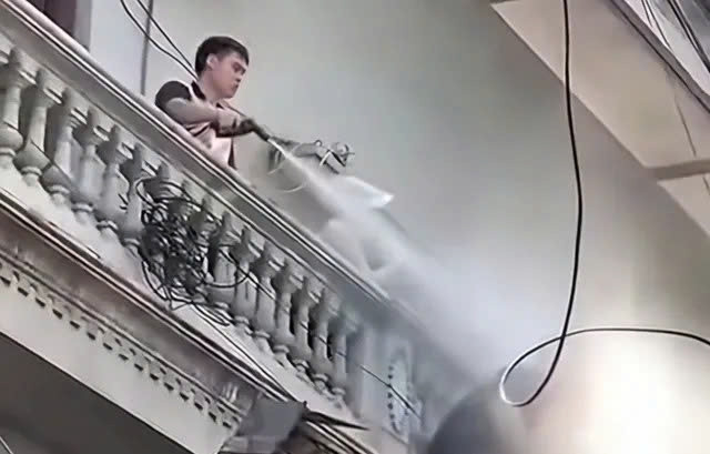 khởi tố người đàn ông xịt nước cao áp vào thợ tháo dỡ ở hà nội hình ảnh 1 khoi to nguoi dan ong xit nuoc cao ap vao tho thao do o ha noi hinh anh 1