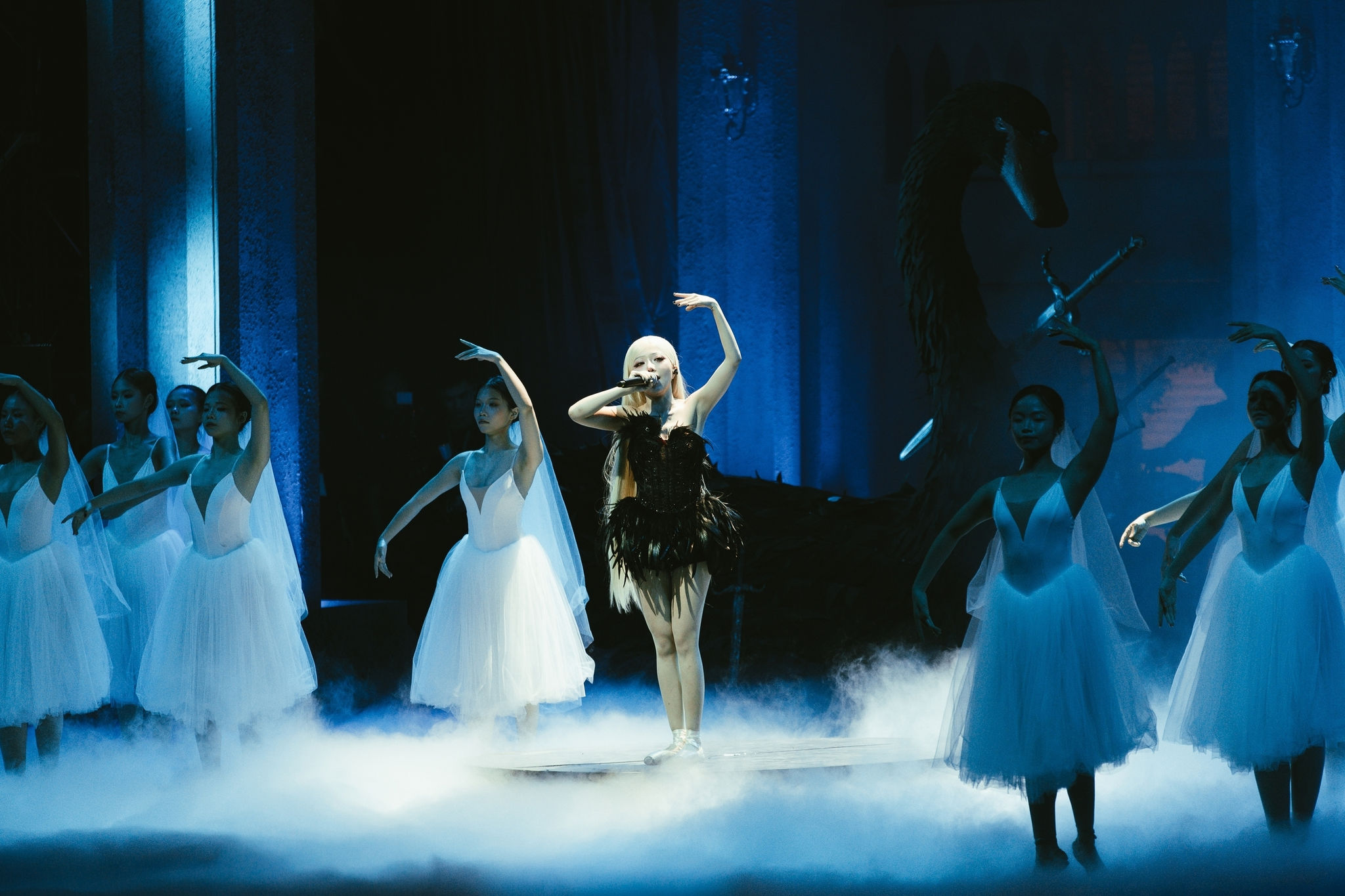 Phùng Khánh Linh dành thời gian tập ballet để chuẩn bị cho những tiết mục được dàn dựng riêng cho concert.