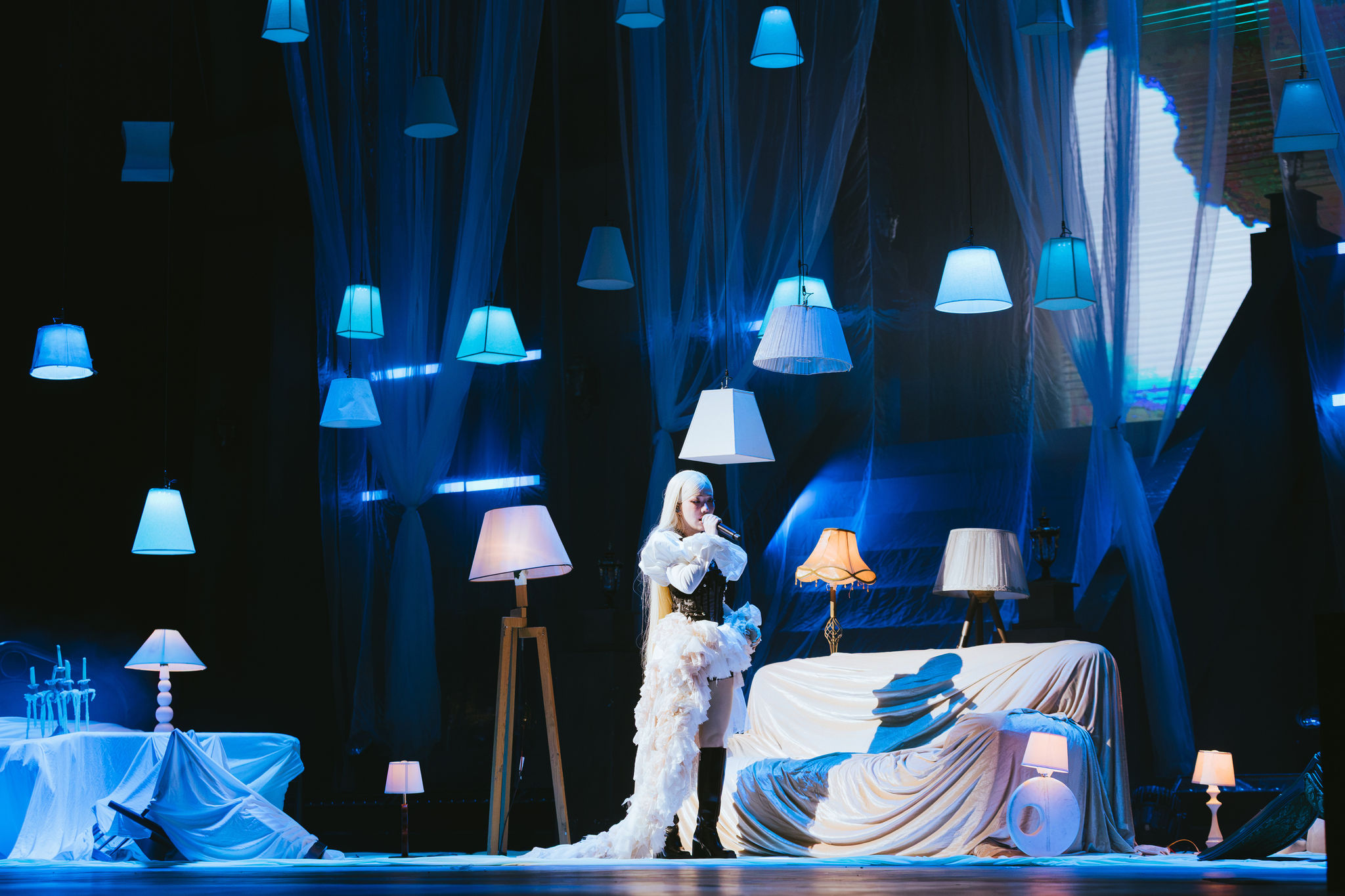 Nữ ca sĩ kết hợp âm nhạc với ballet, thời trang và vũ đạo để kể câu chuyện về những tổn thương và chữa lành.