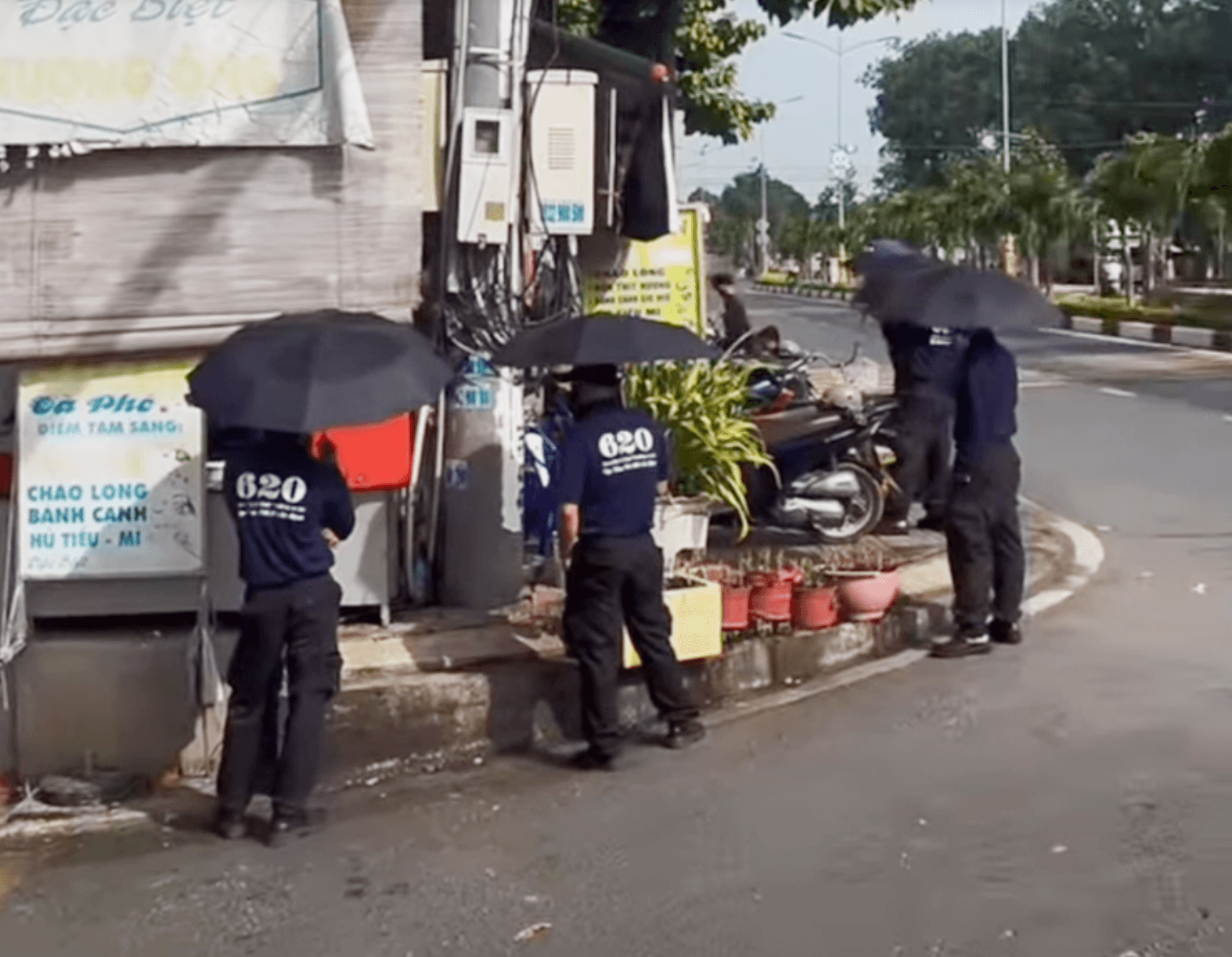 Nhóm Được “Đất Bắc” trong một lần bao vây nhà con nợ để đòi tiền. (Ảnh: FBNV)