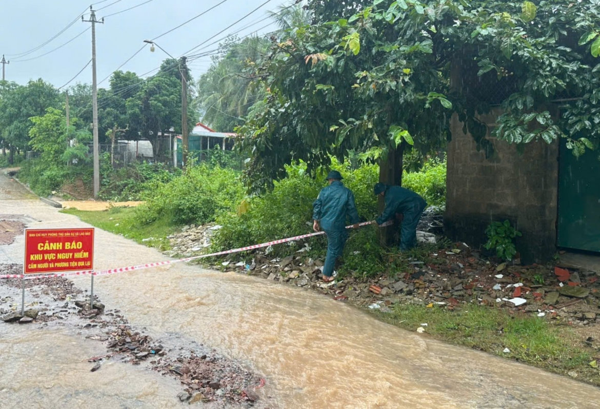 quang tri ung pho voi mua lon cuc bo tren bien gioi hinh anh 2
