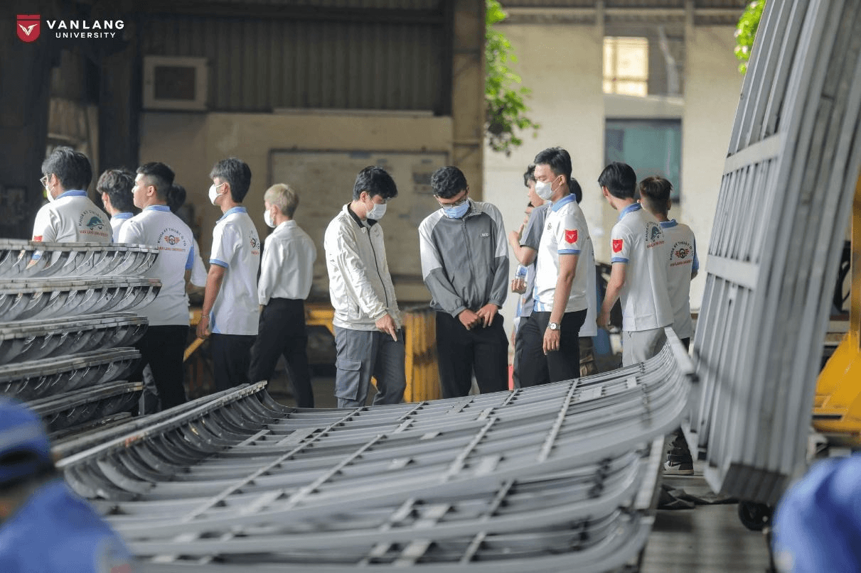 Hình ảnh sinh viên khoa kỹ thuật ô tô trường Đại học Văn Lang tham quan trực tiếp nhà máy SAMCO.