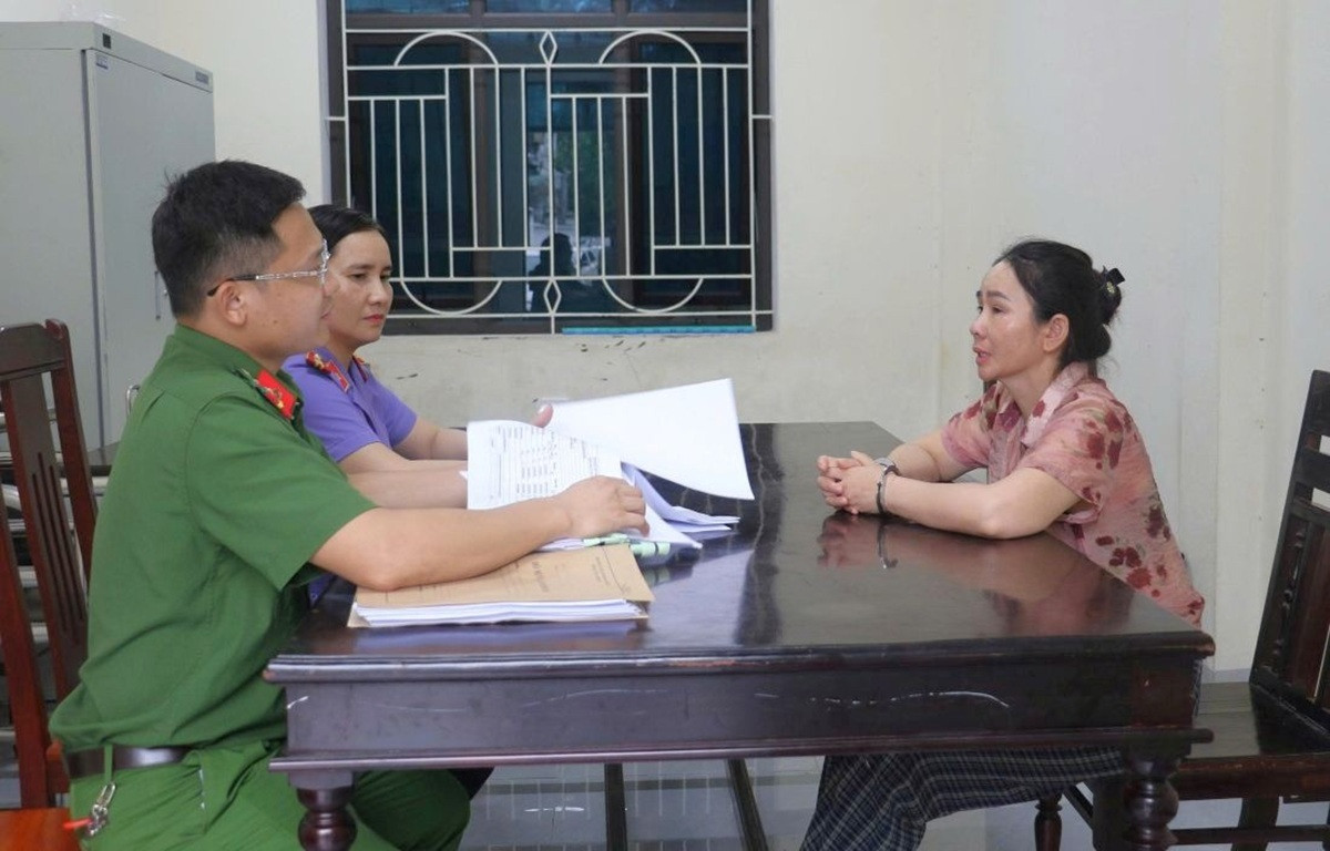 Đối tượng Phạm Thị Hương tại cơ quan Công an.