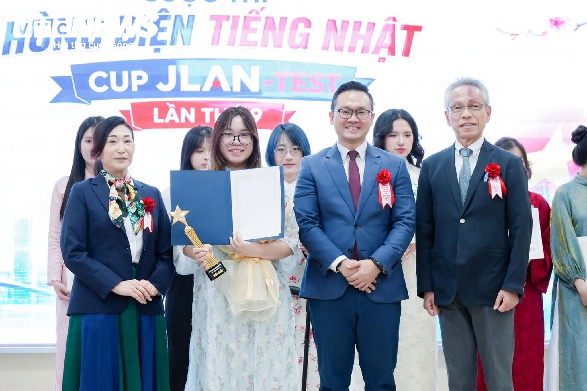 Từng phải cắt bỏ một chân vì ung thư xương năm lớp 9 và không vượt qua vòng loại cuộc thi một năm trước, Đào Nguyễn Hà Anh trở lại, giành ngôi Quán quân Hùng biện tiếng Nhật toàn quốc cùng phần thưởng là chuyến đi Nhật Bản 7 ngày. (Ảnh: Duy Hùng)