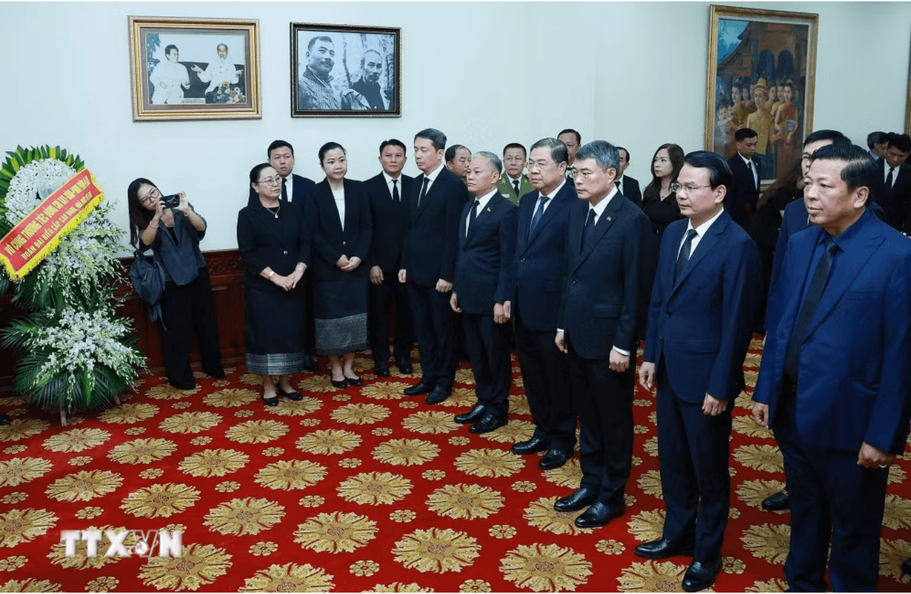 Thủ tướng Lê Minh Hưng viếng Chủ tịch Quốc hội Lào Xaysomphone Phomvihane. (Ảnh: Dương Giang/TTXVN)