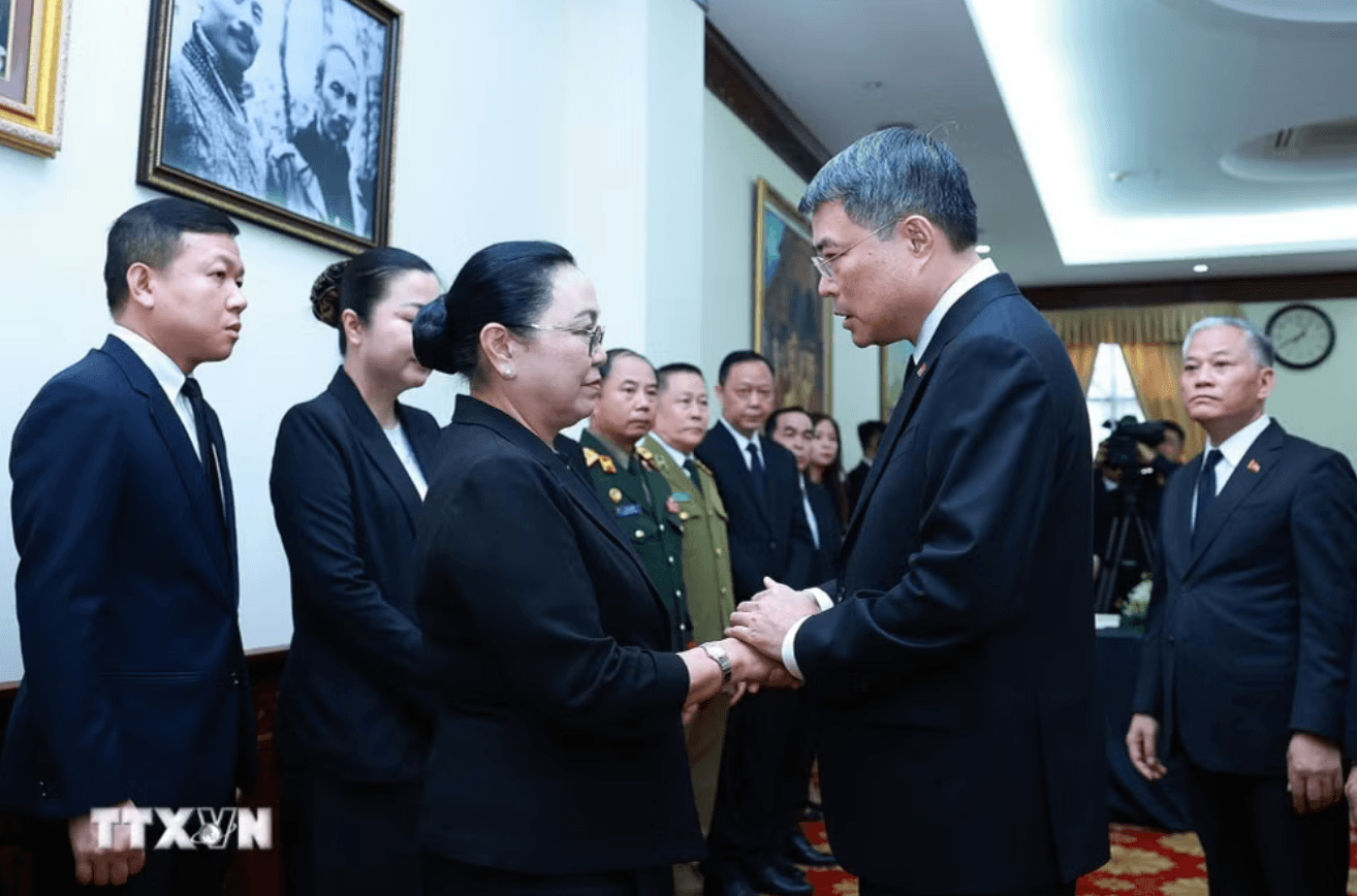 Thủ tướng Lê Minh Hưng chia sẻ với cán bộ, nhân viên Đại sứ quán và nhân dân Lào. (Ảnh: Dương Giang/TTXVN)