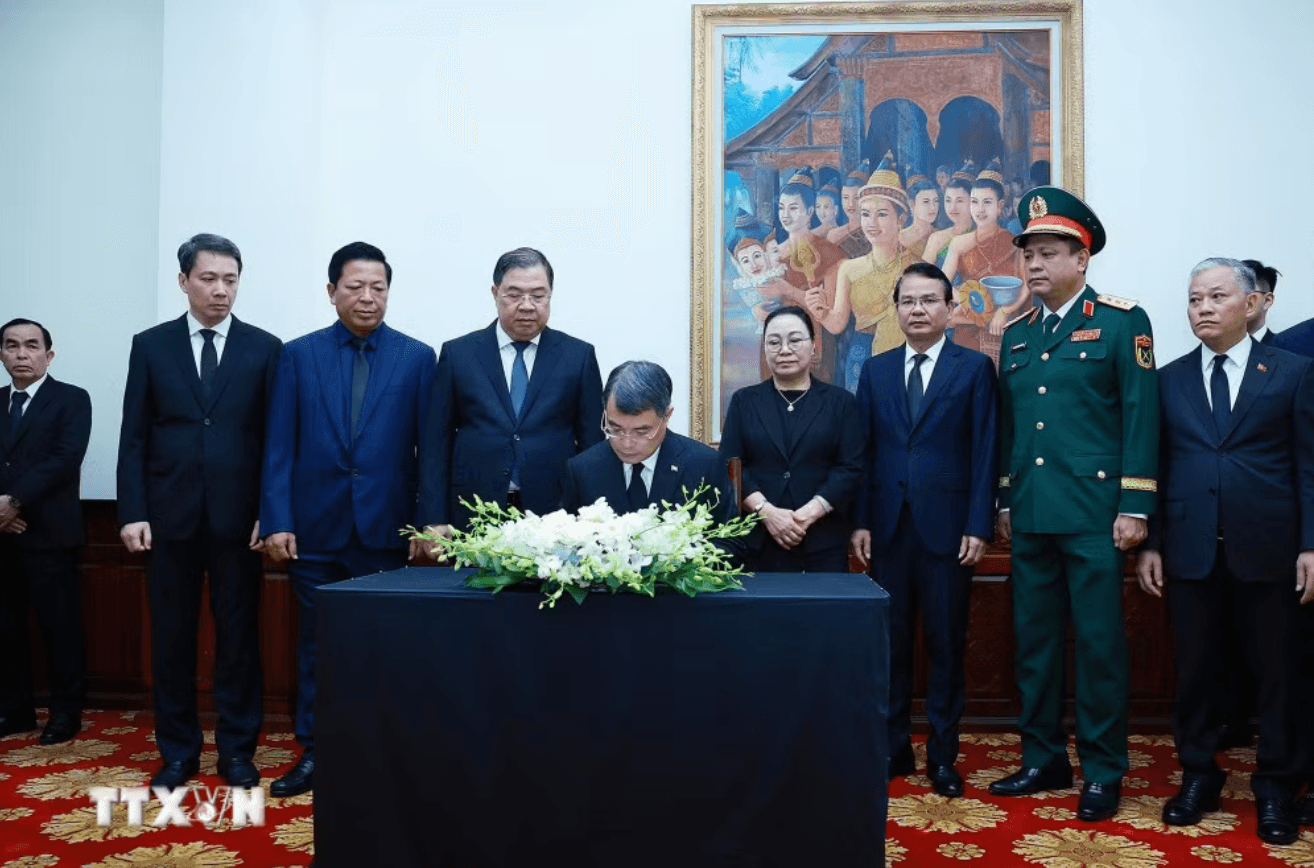 Thủ tướng Lê Minh Hưng ghi sổ tang, viếng Chủ tịch Quốc hội Lào Xaysomphone Phomvihane. (Ảnh: Dương Giang/TTXVN)