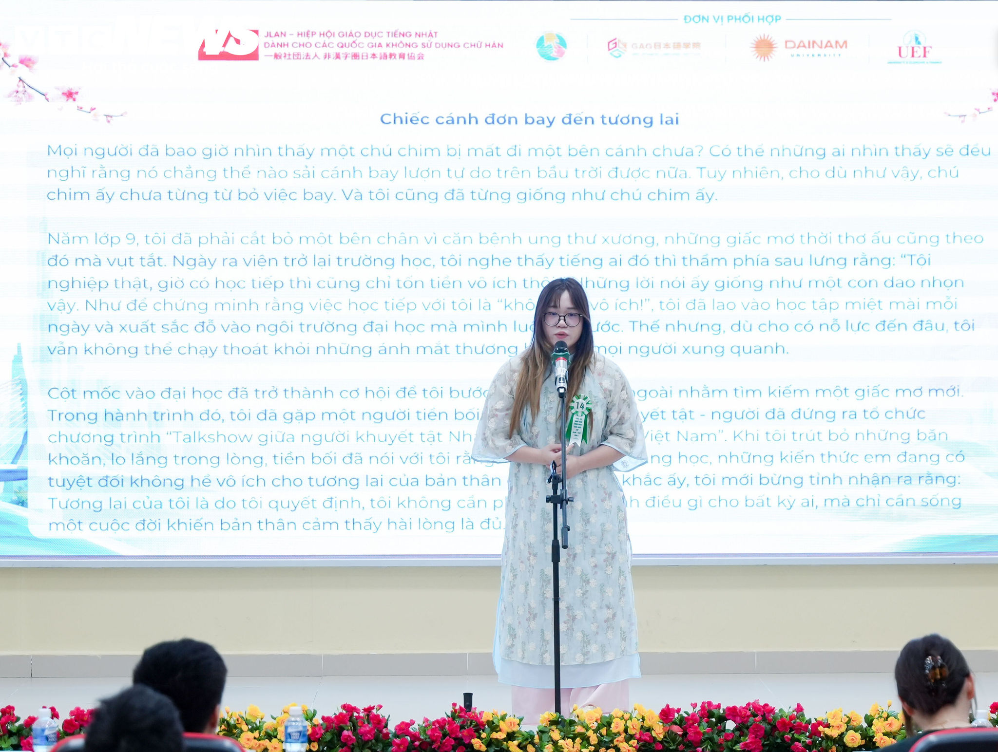 “Chiếc cánh đơn bay đến tương lai”, Hà Anh ví mình như một chú chim mất đi một bên cánh nhưng chưa từng từ bỏ việc bay. (Ảnh: Duy Hùng)
