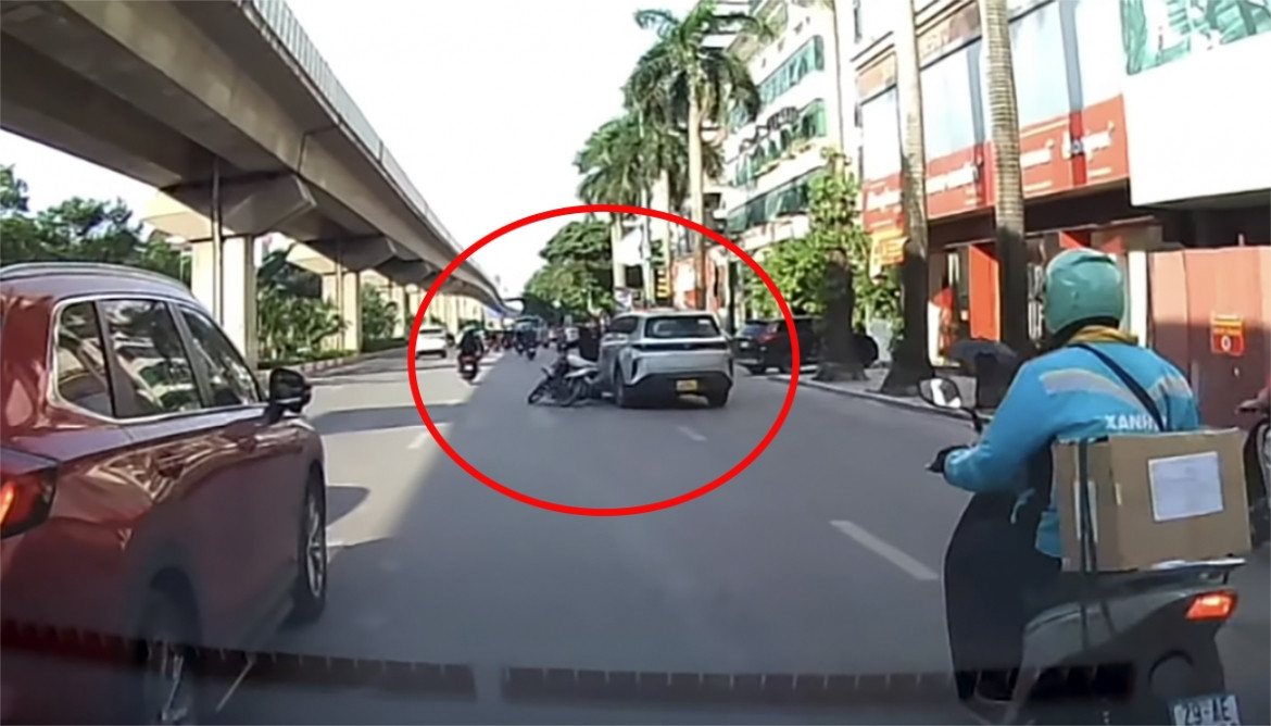 xác minh clip ô tô, xe máy chặn đầu, đánh võng, tạt đầu nhau trên đường phố hà nội hình ảnh 2 xac minh clip o to, xe may chan dau, danh vong, tat dau nhau tren duong pho ha noi hinh anh 2