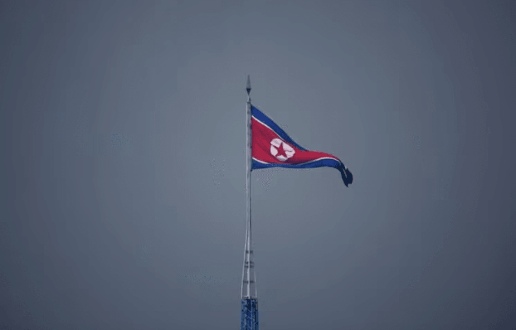 Cột cờ Triều Tiên ở làng Gijungdong. (Ảnh: Reuters)
