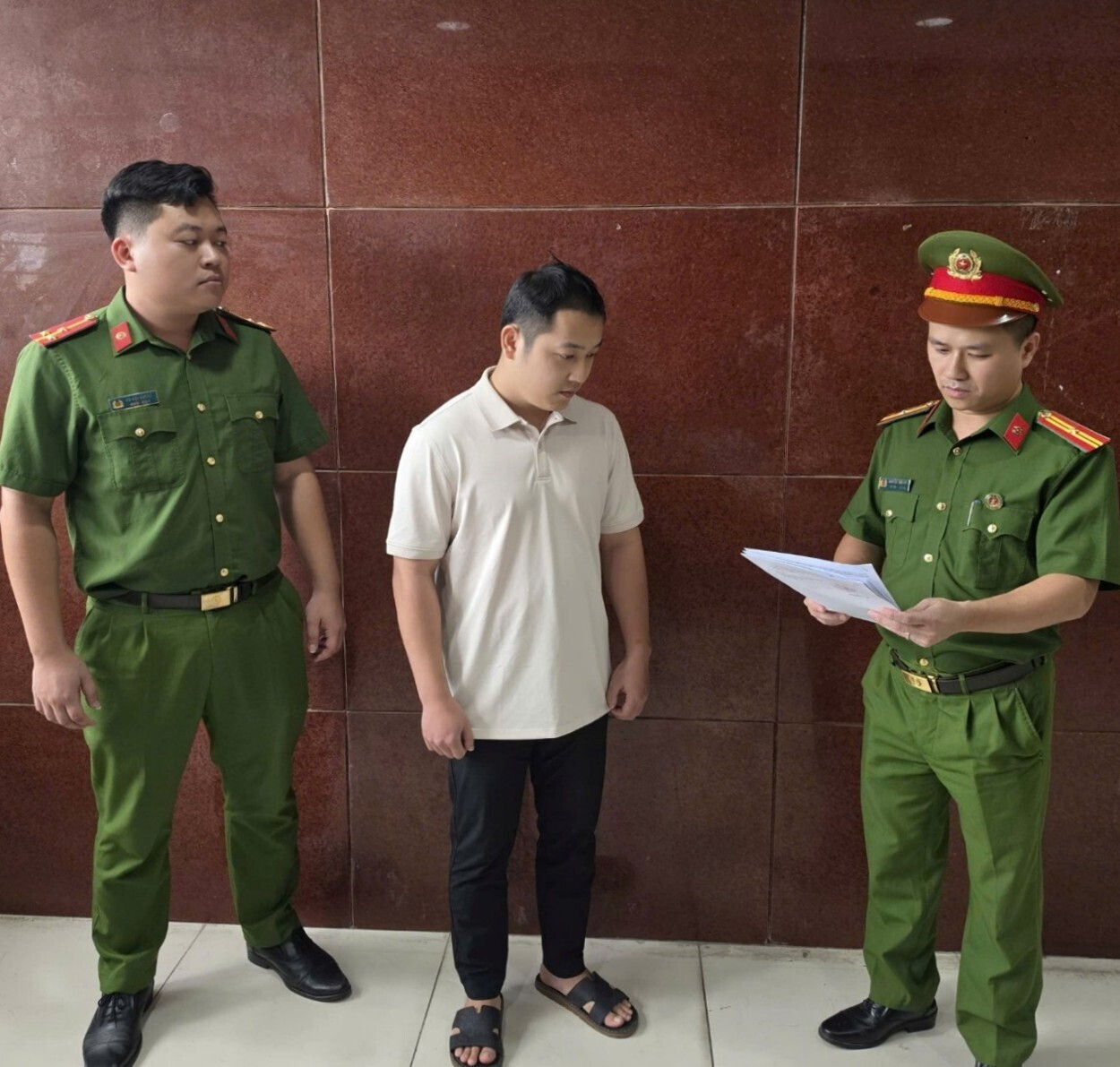 Cơ quan điều tra tống đạt các quyết định khởi tố đối với Nguyễn Mạnh Cần. (Ảnh: Công an Quảng Ninh)