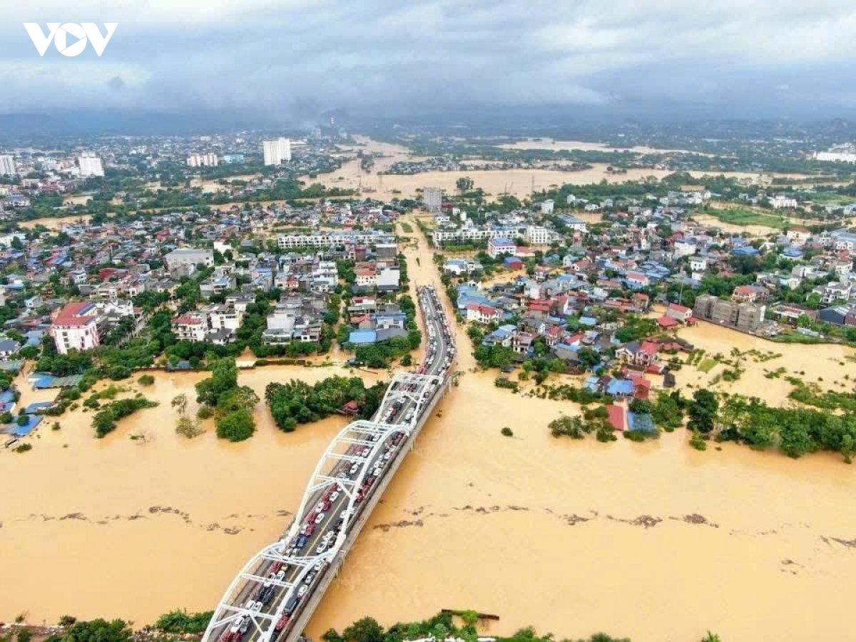 nguoi dan ron lu linh son khong con cho nuoc dang hinh anh 1