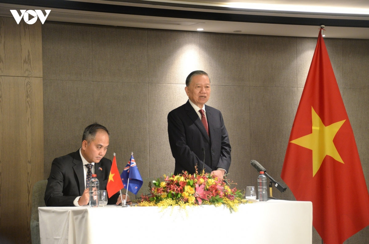 tong bi thu, chu tich nuoc to lam gap go can bo Dai su quan, cong dong nguoi viet nam tai new zealand hinh anh 1